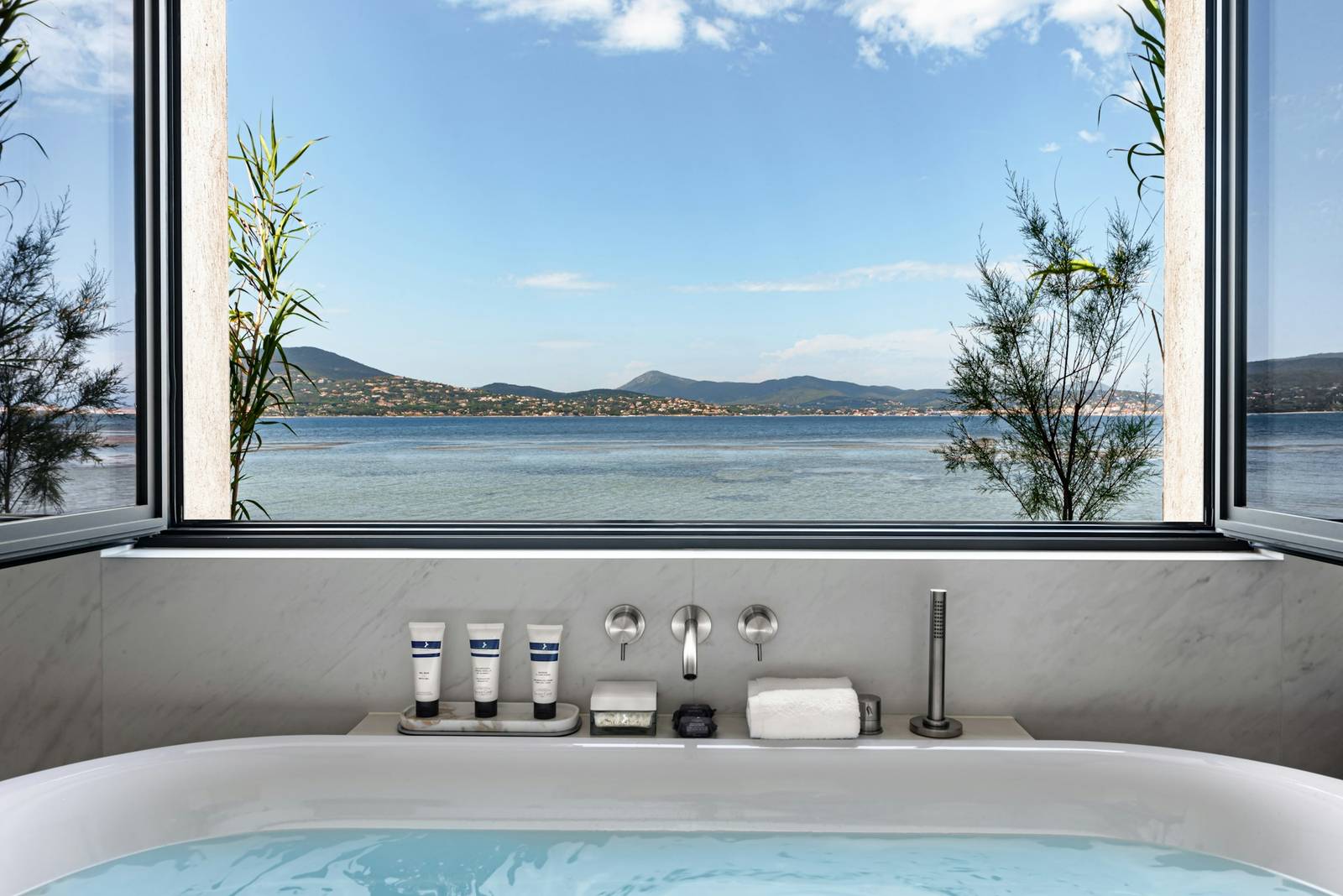 Cheval Blanc St-Tropez 套房浴缸窗外的聖特羅佩灣