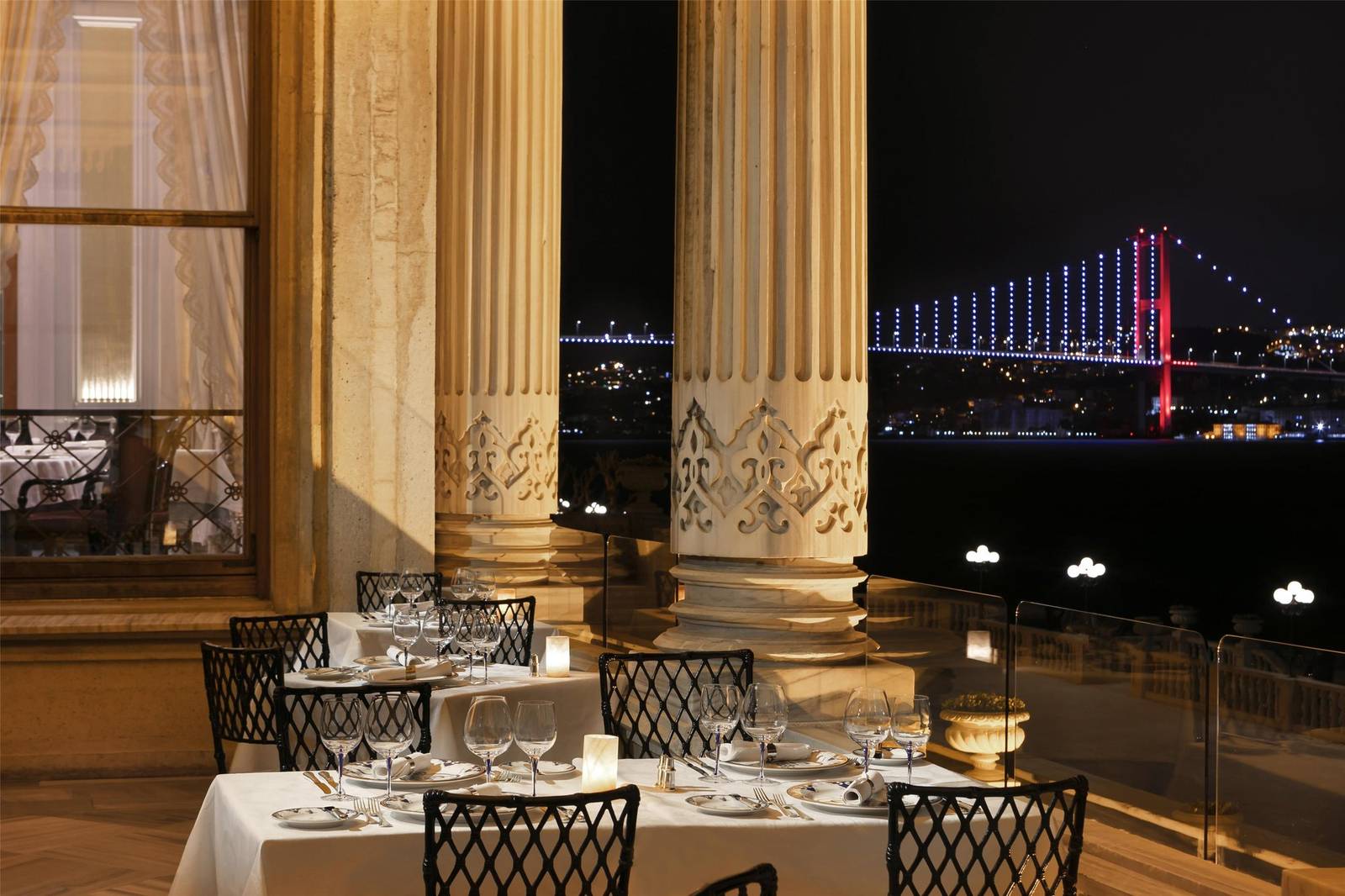 Tuğra 餐廳廊柱外的博斯普魯斯大橋夜景