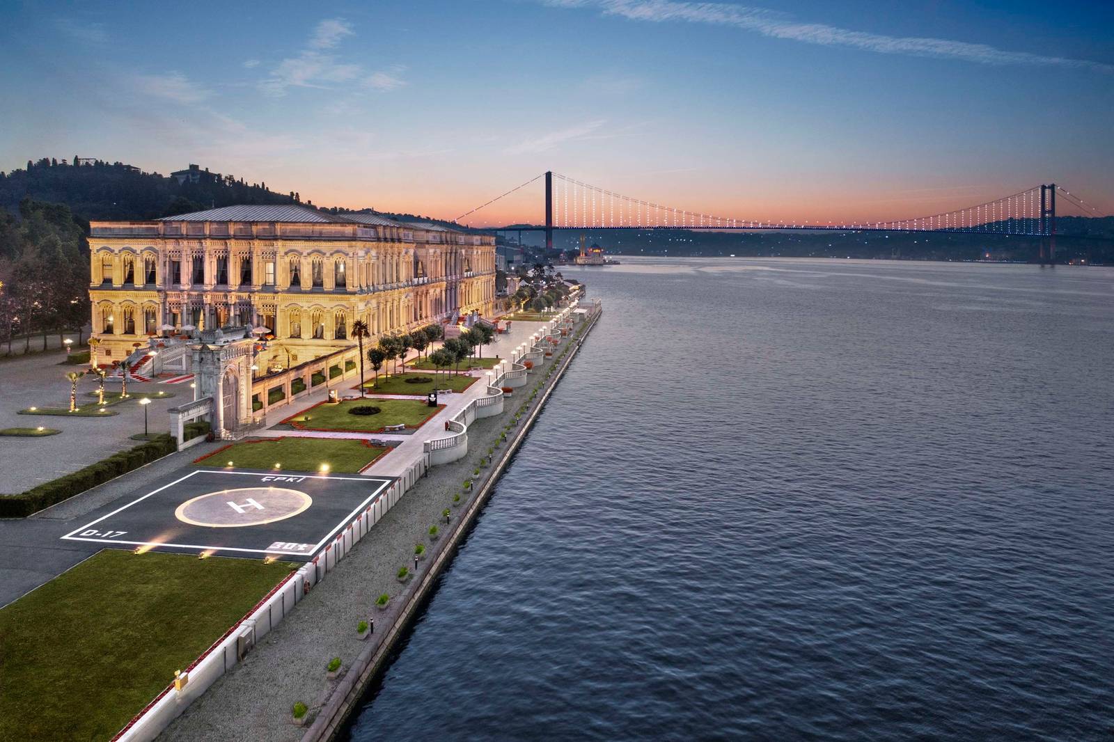夕陽下的 Çırağan Palace Kempinski 與博斯普魯斯海峽