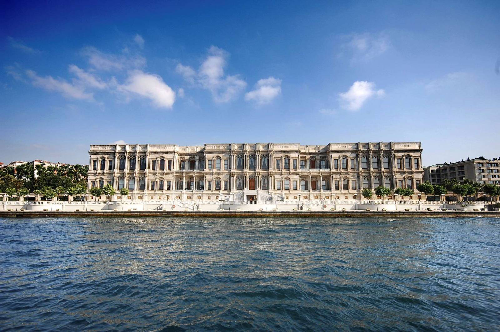 從博斯普魯斯海峽望向 Çırağan 宮殿立面
