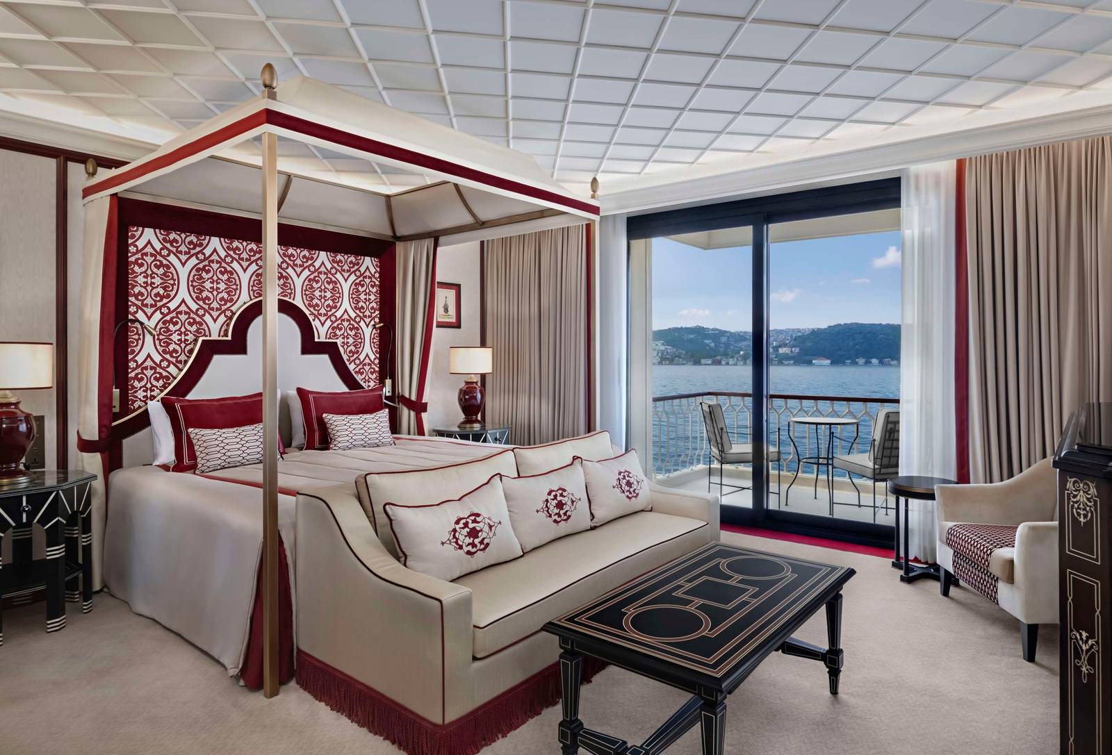 Çırağan Palace Kempinski 海峽景客房與四柱床