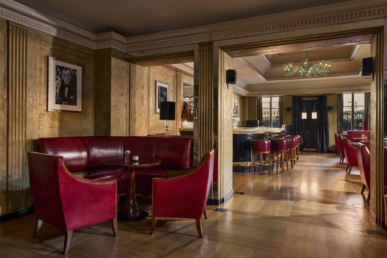 倫敦 Claridge's Bar 紅色皮革座位