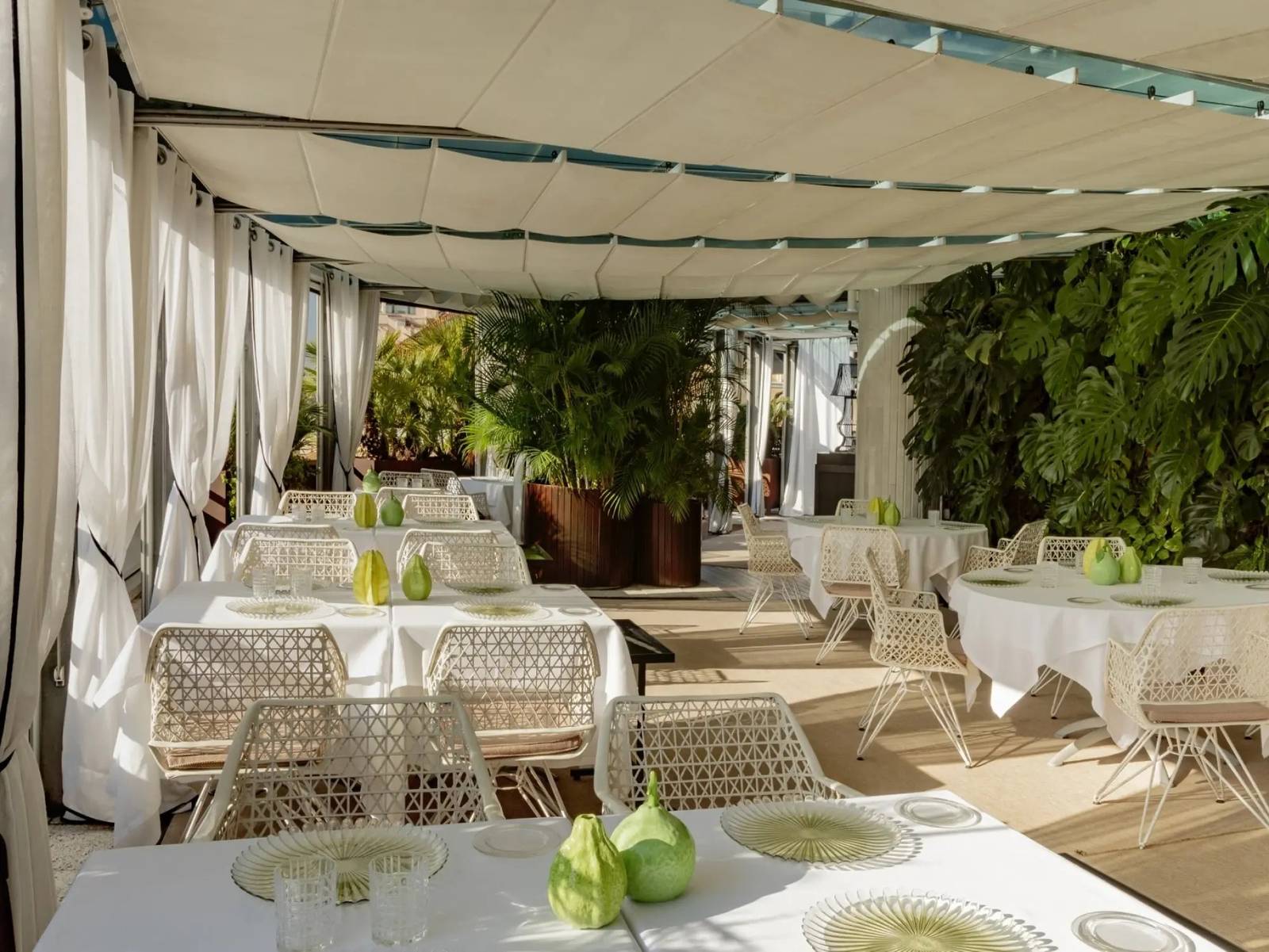 Claris Hotel & Spa 頂樓 La Terraza del Claris 餐桌