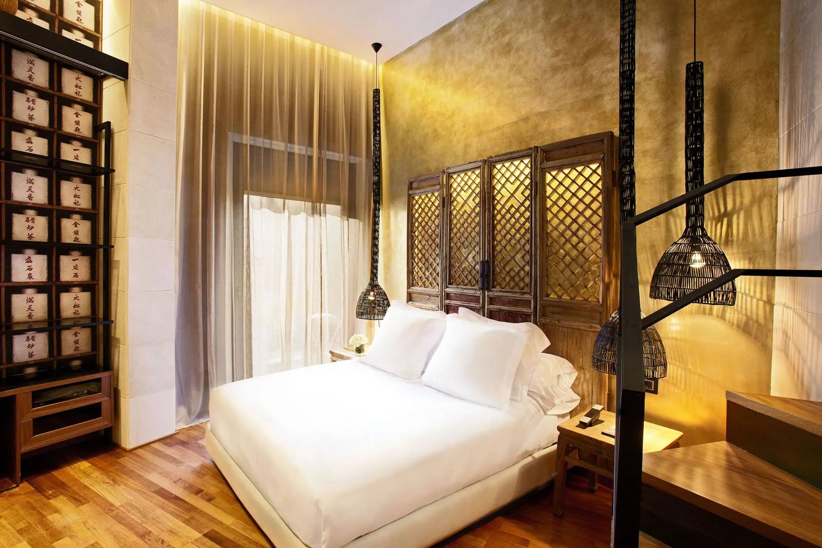Claris Hotel & Spa 客房大床與木質窗格