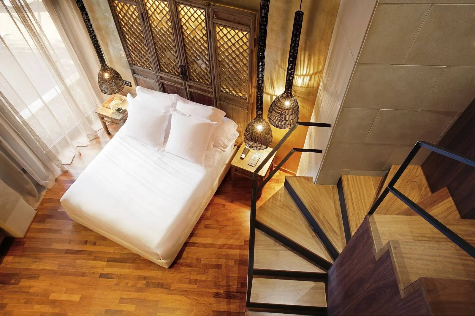 Claris Hotel & Spa 樓中樓套房臥室與旋轉樓梯
