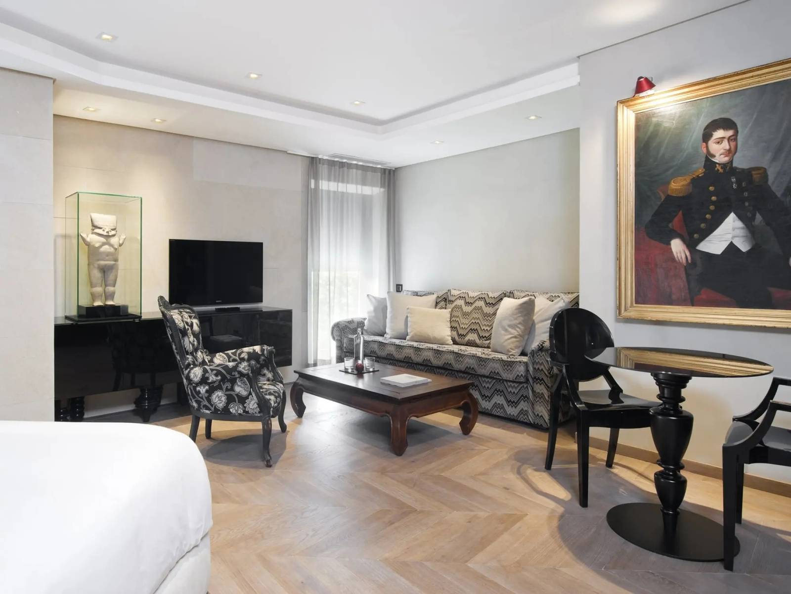 Claris Hotel & Spa 套房起居區與古典肖像畫