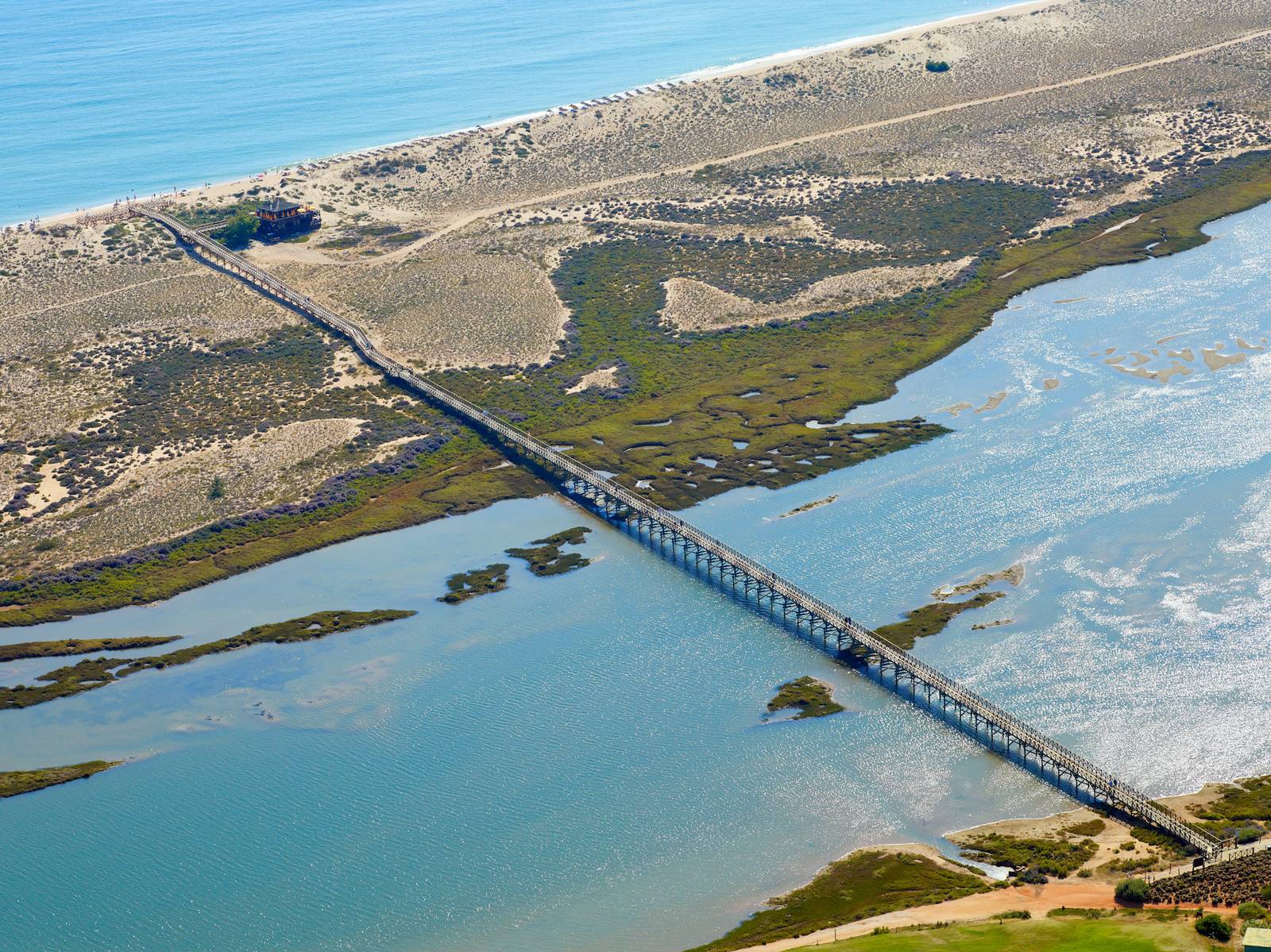 Quinta do Lago 通往 Ria Formosa 海灘的木橋