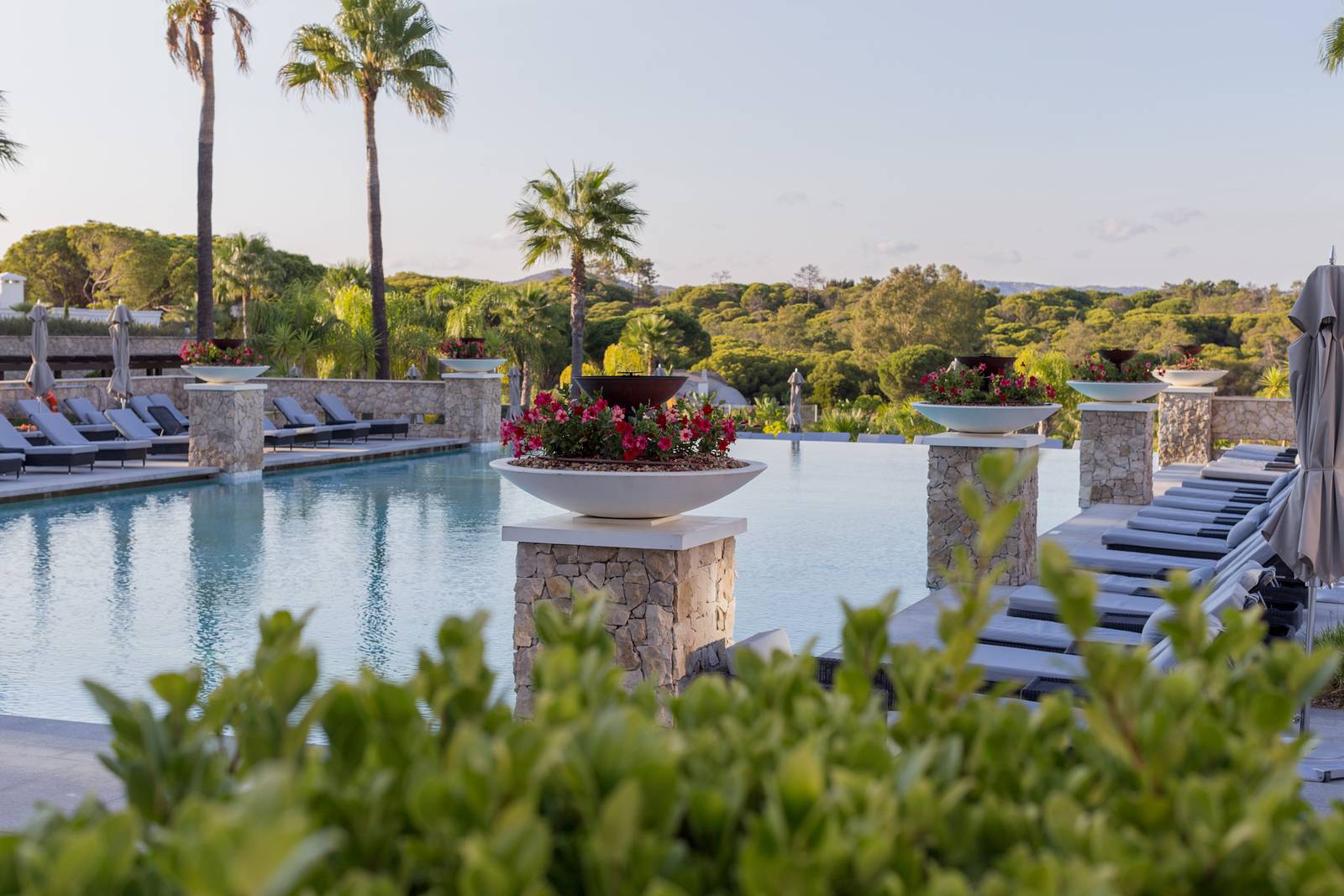阿爾加維 Conrad Algarve 傍晚的無邊際泳池