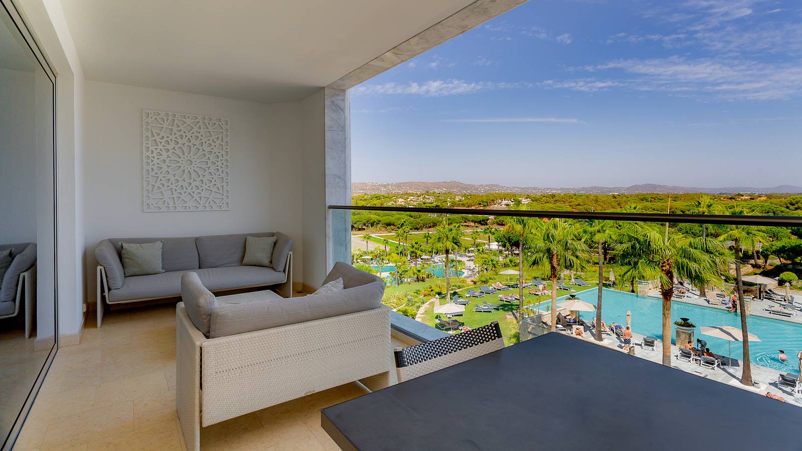 阿爾加維 Conrad Algarve 泳池景套房起居區與陽台