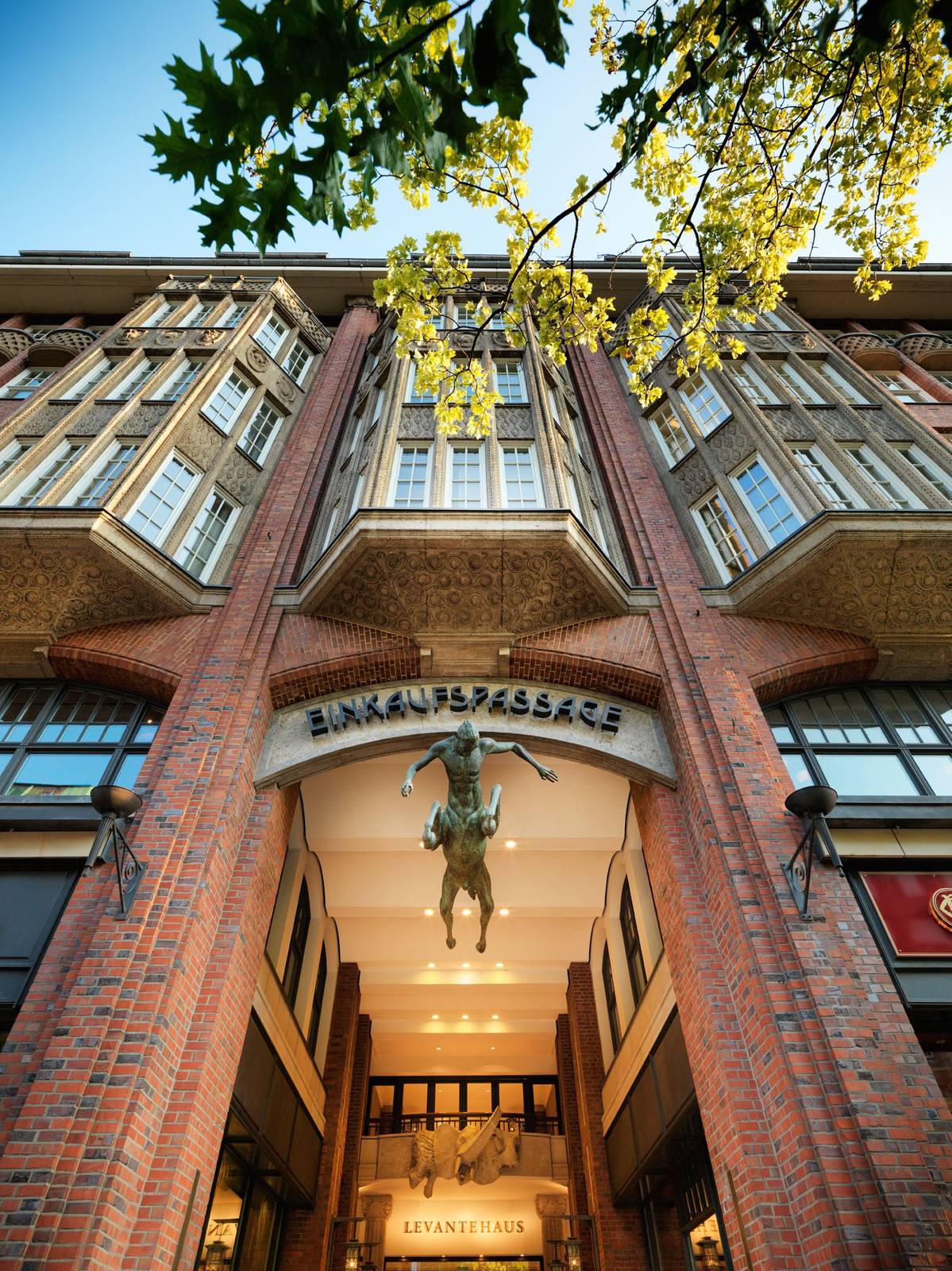 Levantehaus 臨街的拱形入口