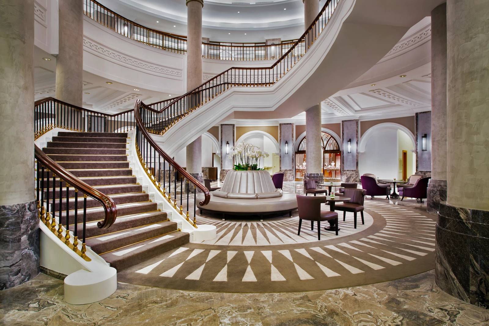 伊斯坦堡 Conrad 酒店大廳旋轉樓梯