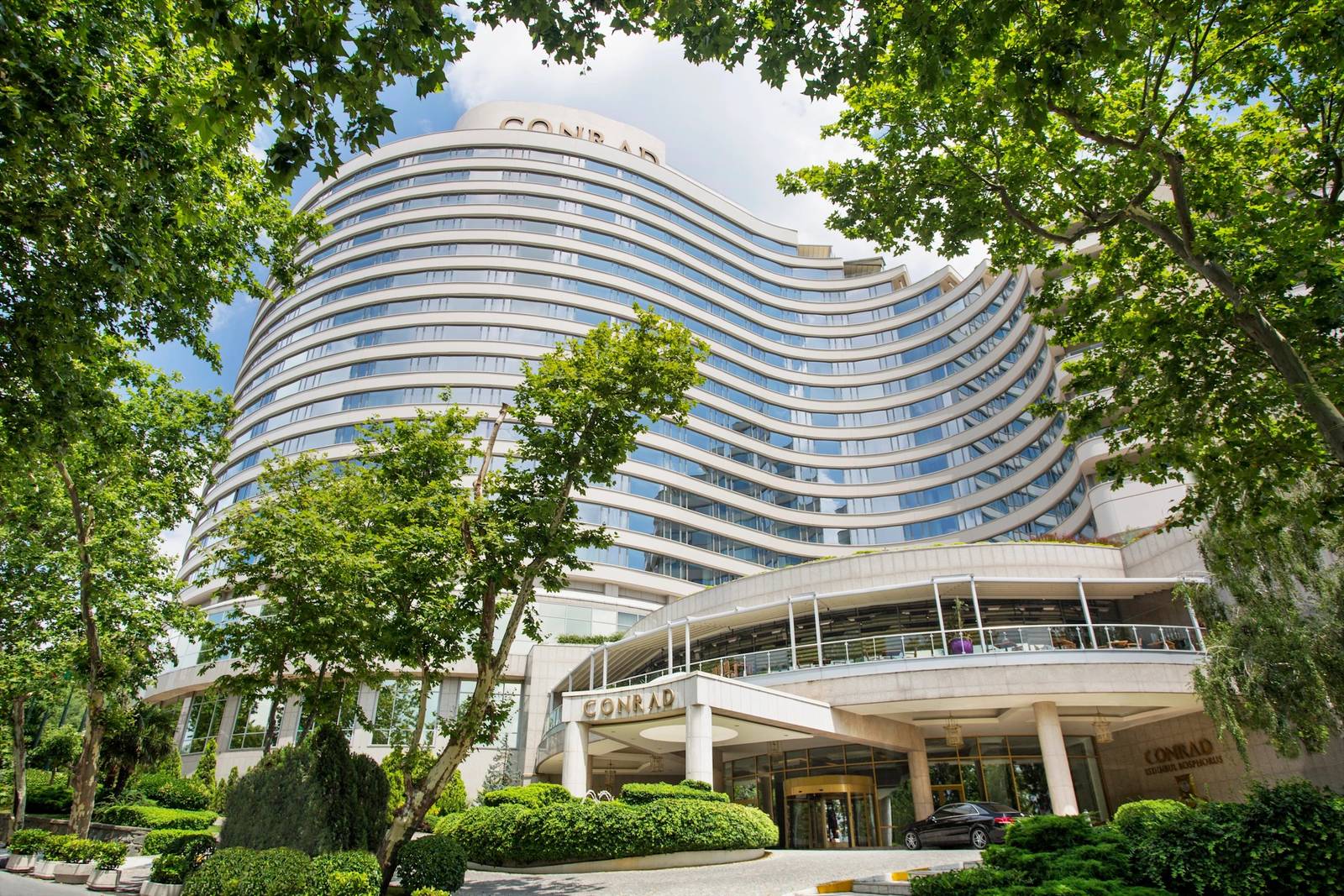 伊斯坦堡 Conrad 酒店外觀與周邊綠意
