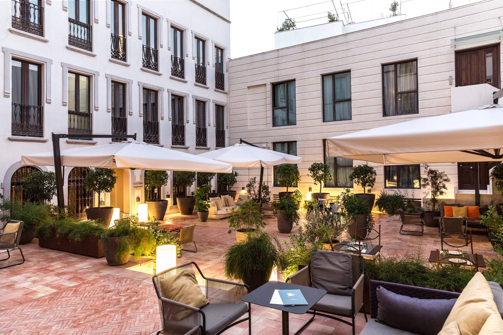 CoolRooms Palacio de Villapanés 中庭露天座位區