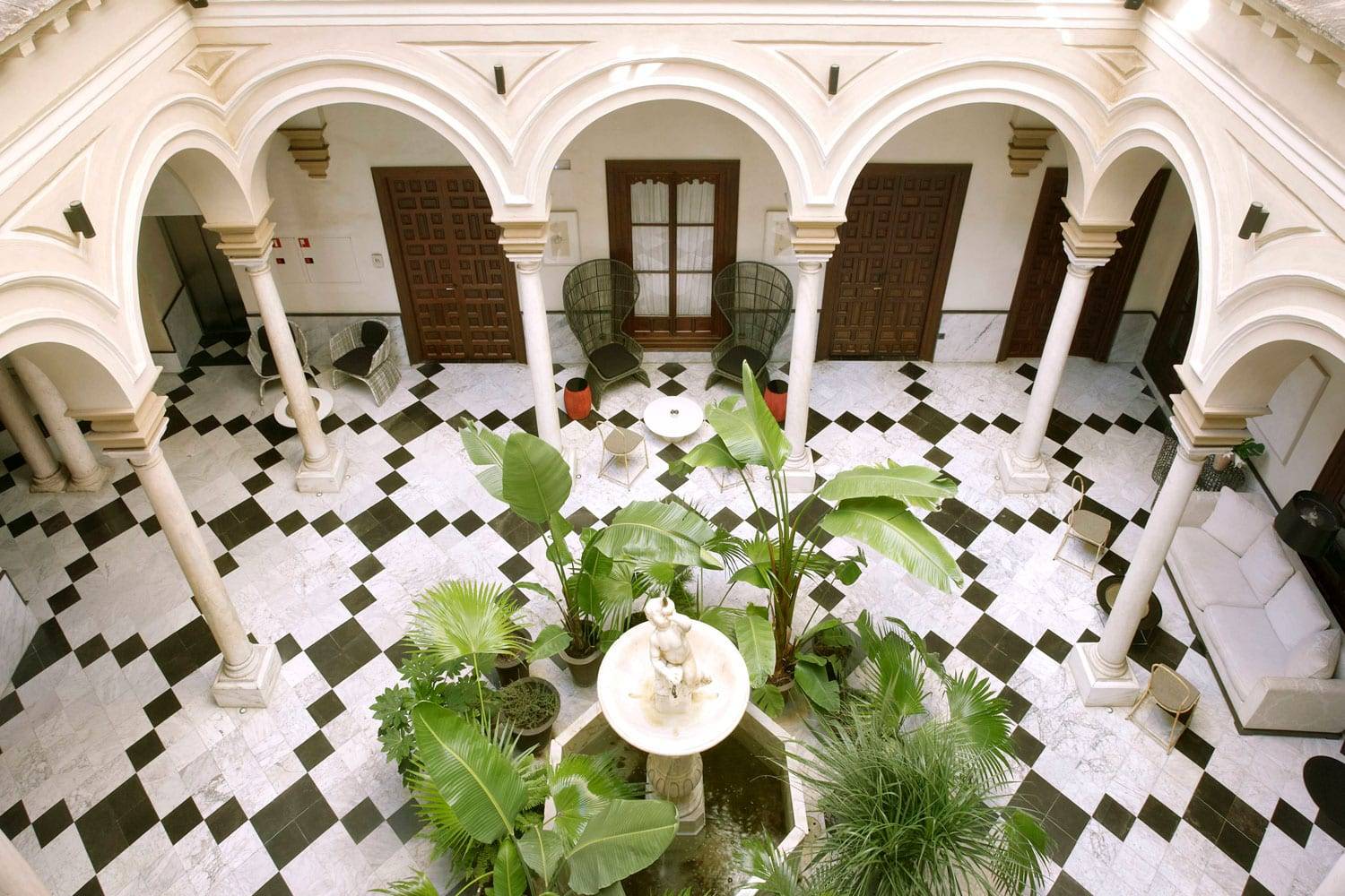 CoolRooms Palacio de Villapanés 拱廊環繞的黑白棋盤格中庭