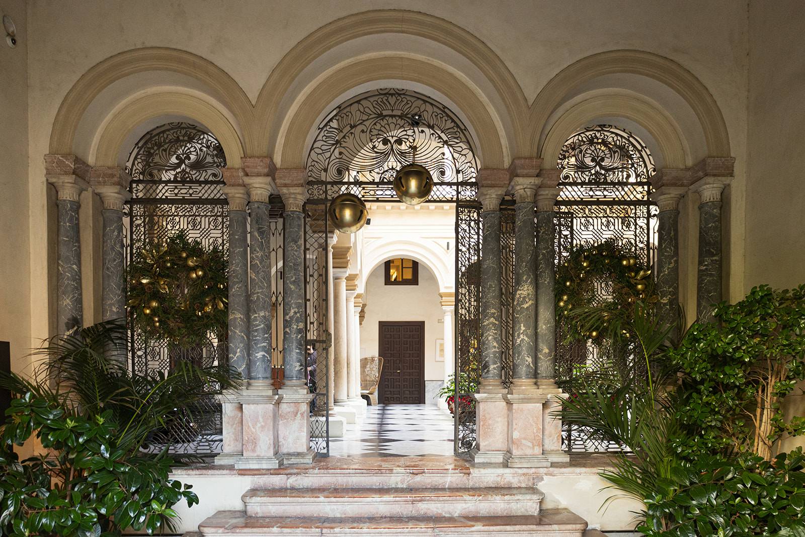 CoolRooms Palacio de Villapanés 大理石拱門入口與鑄鐵門