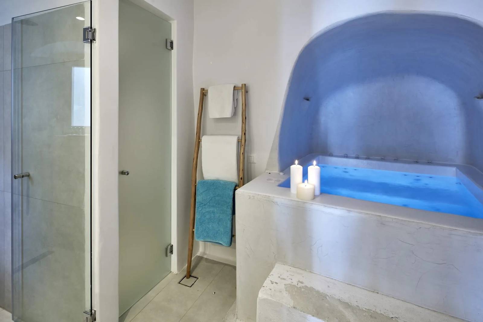聖托里尼 Cosmopolitan Suites Cave Suite 室內按摩浴池