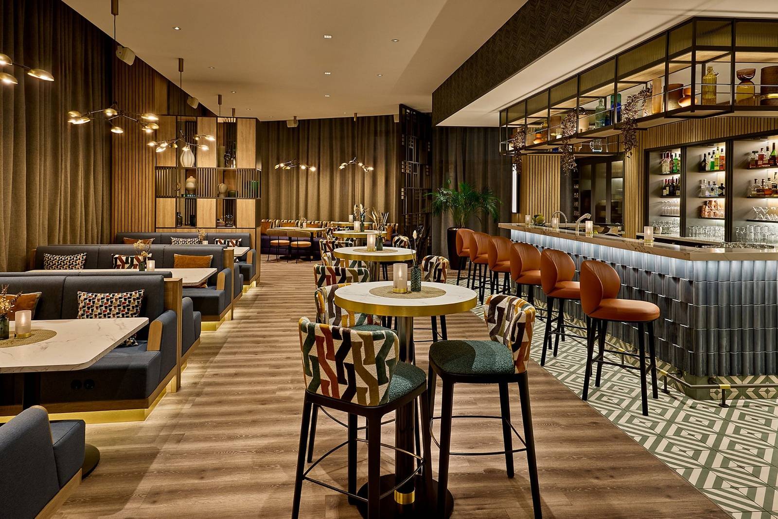 柏林市中心萬怡酒店 Kitchen & Bar 餐廳與吧台