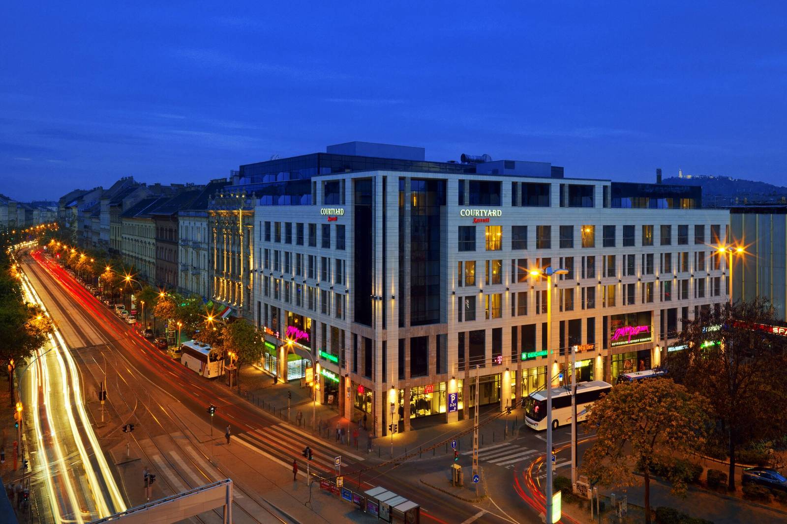 布達佩斯 Courtyard by Marriott Budapest City Center 大環路夜景與酒店外觀