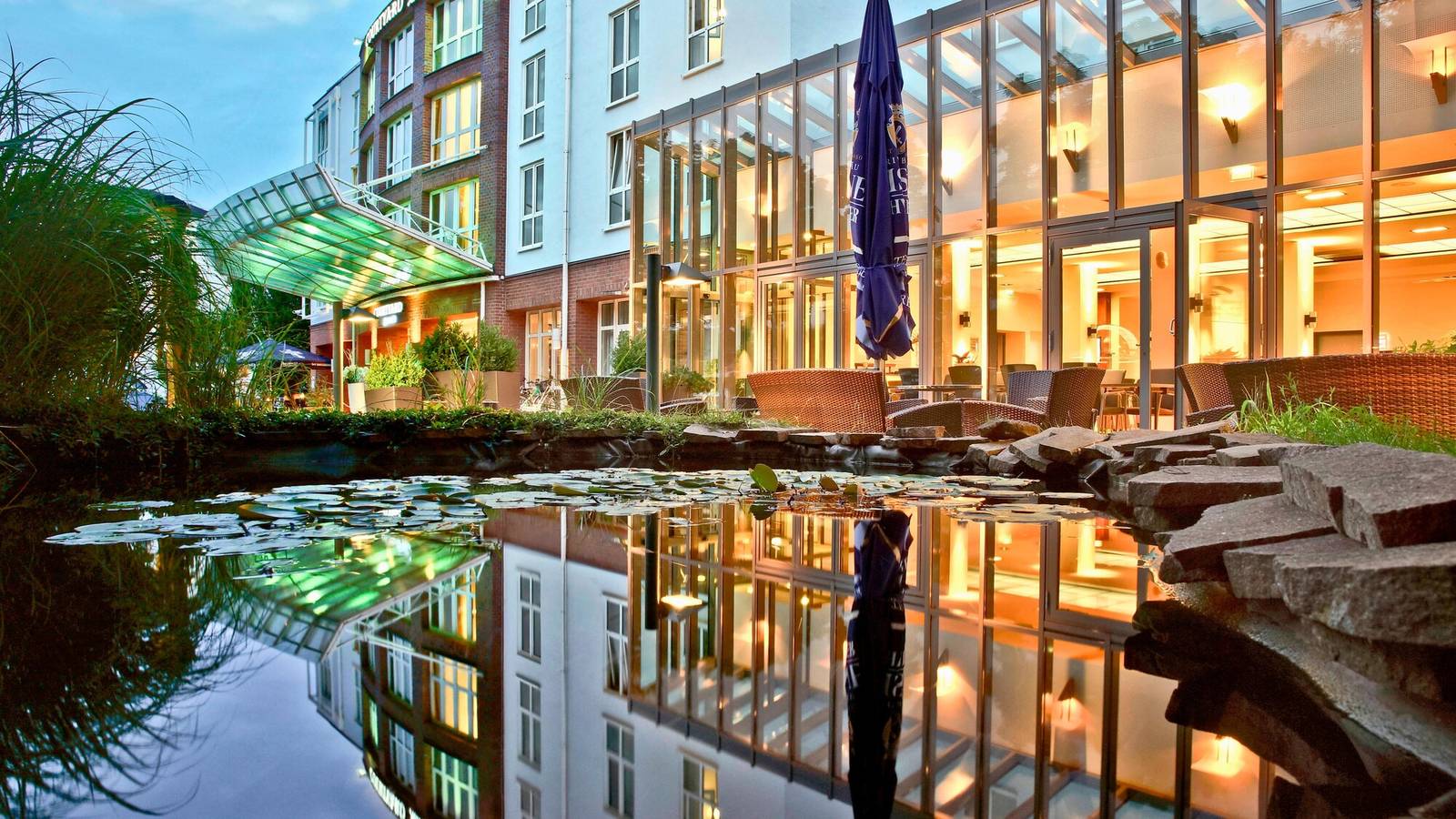 德勒斯登 Courtyard by Marriott 酒店建築與倒影水池
