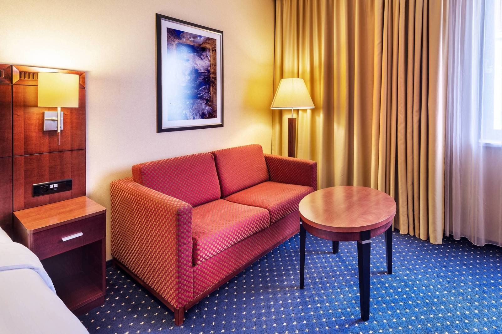 布拉格 Courtyard Prague City 客房沙發座位區