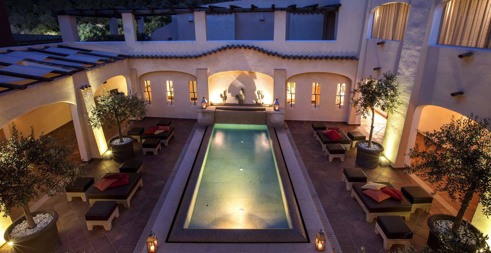 CPH Pevero Hotel 夜間中庭水池