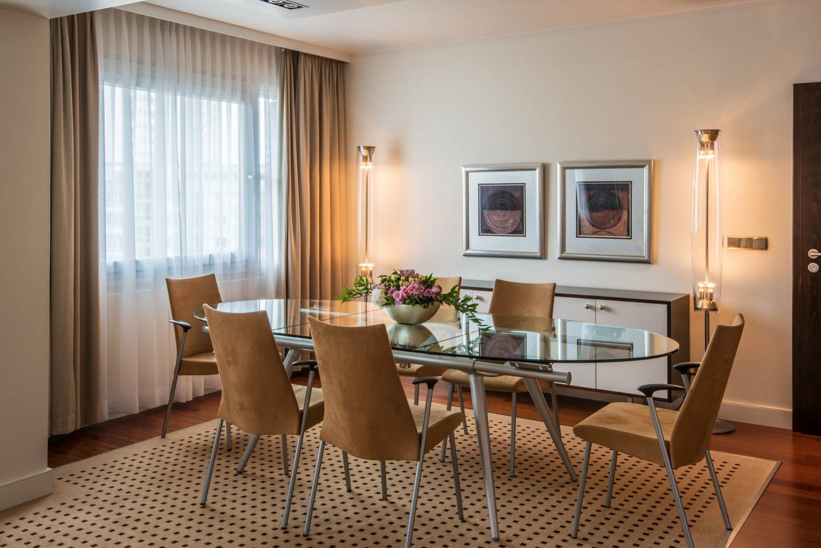 柏林 Crowne Plaza Grand Suite 餐桌區