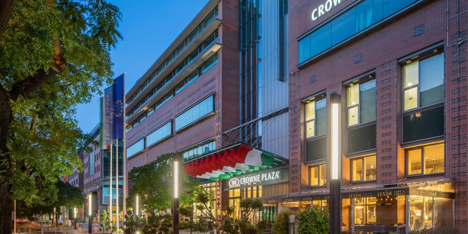 Váci út 上的 Crowne Plaza Budapest 與 Axis Café 外觀