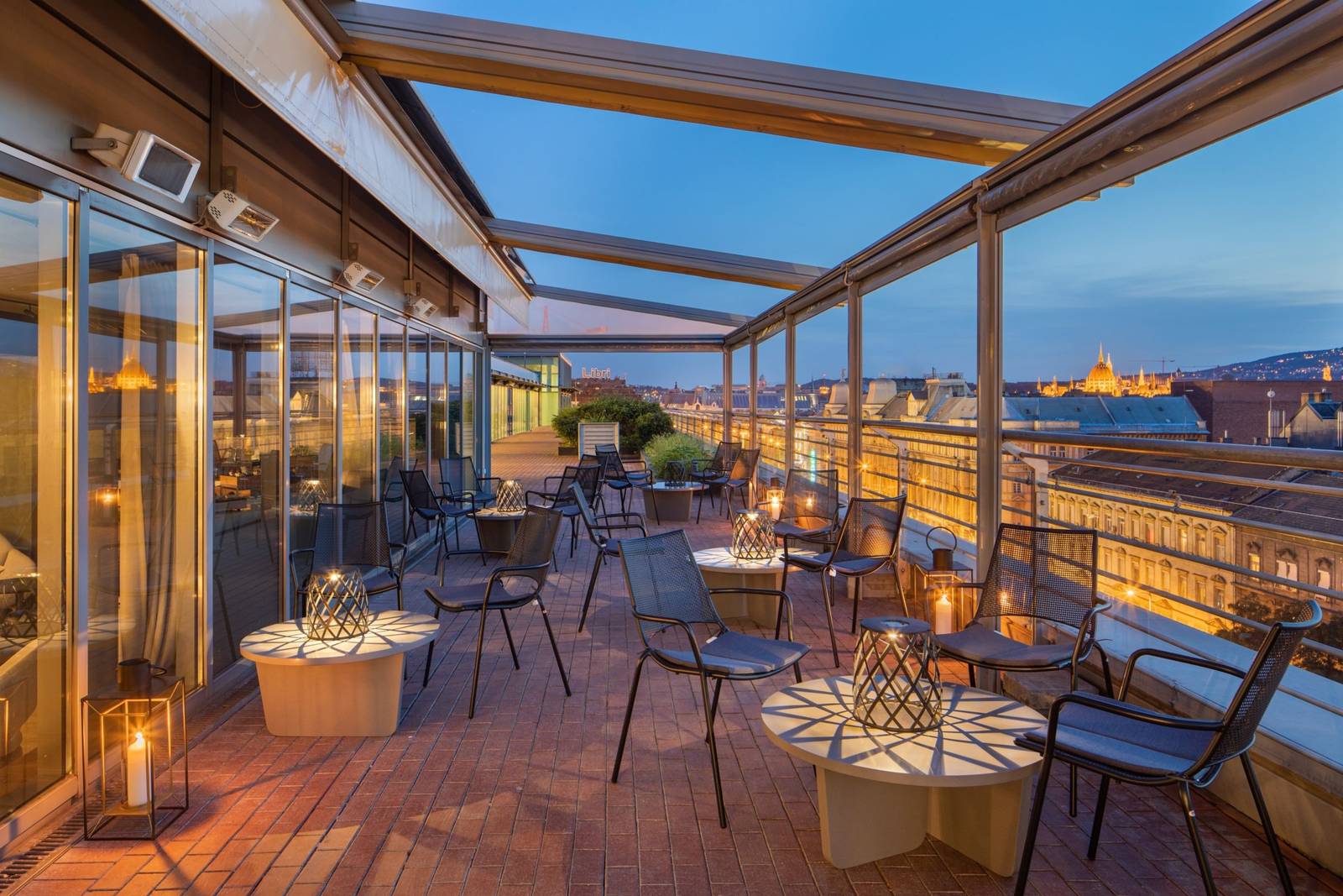 Crowne Plaza Budapest 露台的城市夜景