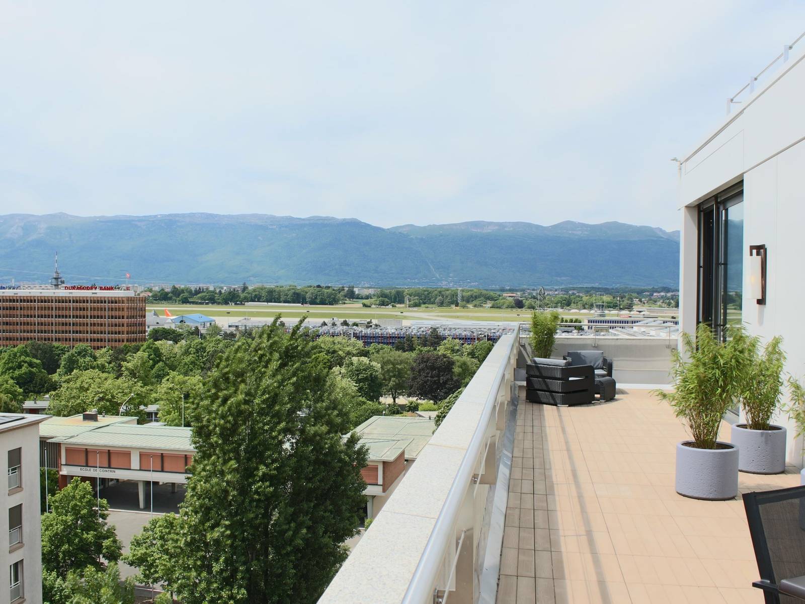 日內瓦 Crowne Plaza Geneva 套房露台望向山景