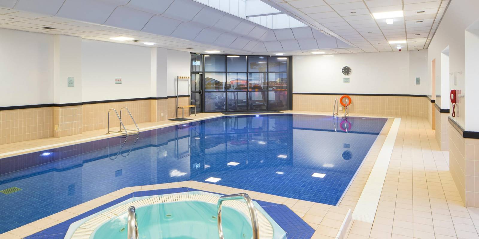 格拉斯哥 Crowne Plaza Glasgow 泳池旁的按摩池