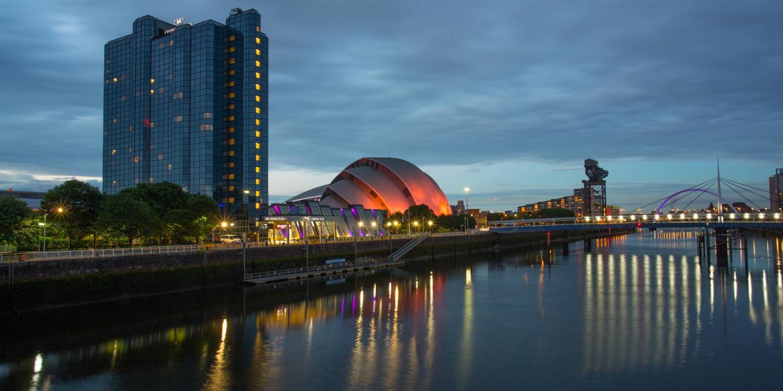 格拉斯哥 Crowne Plaza Glasgow 夜晚的克萊德河岸與酒店大樓
