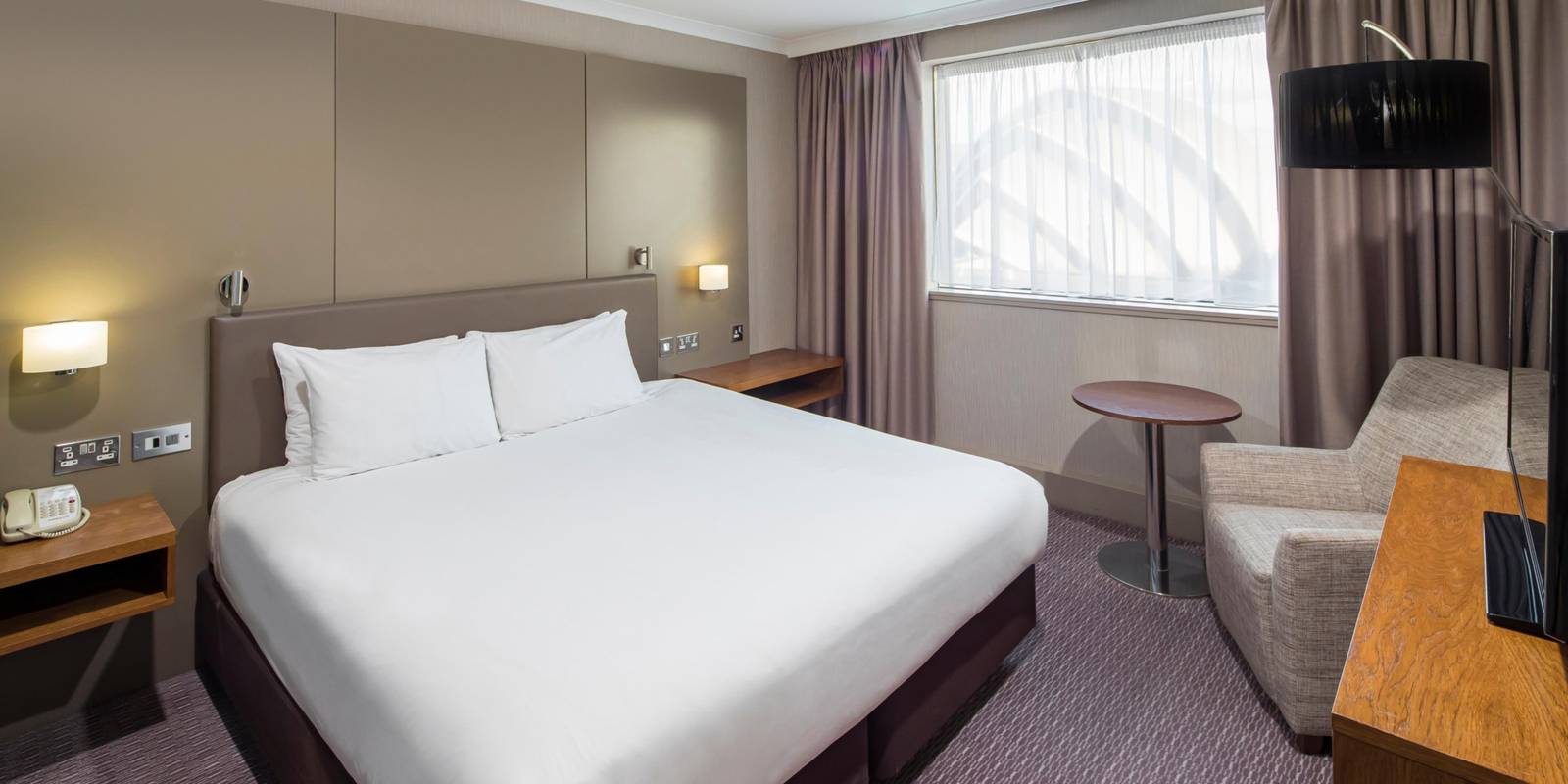格拉斯哥 Crowne Plaza Glasgow 轉角套房臥室