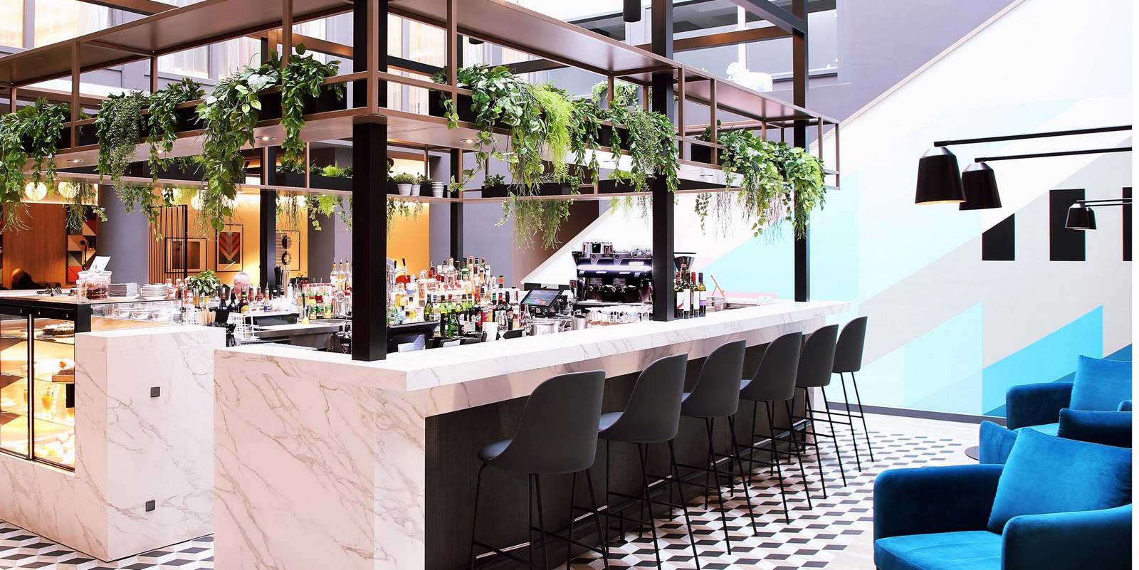 Crowne Plaza Hamburg - City Alster 玻璃中庭 The Plaza 酒吧
