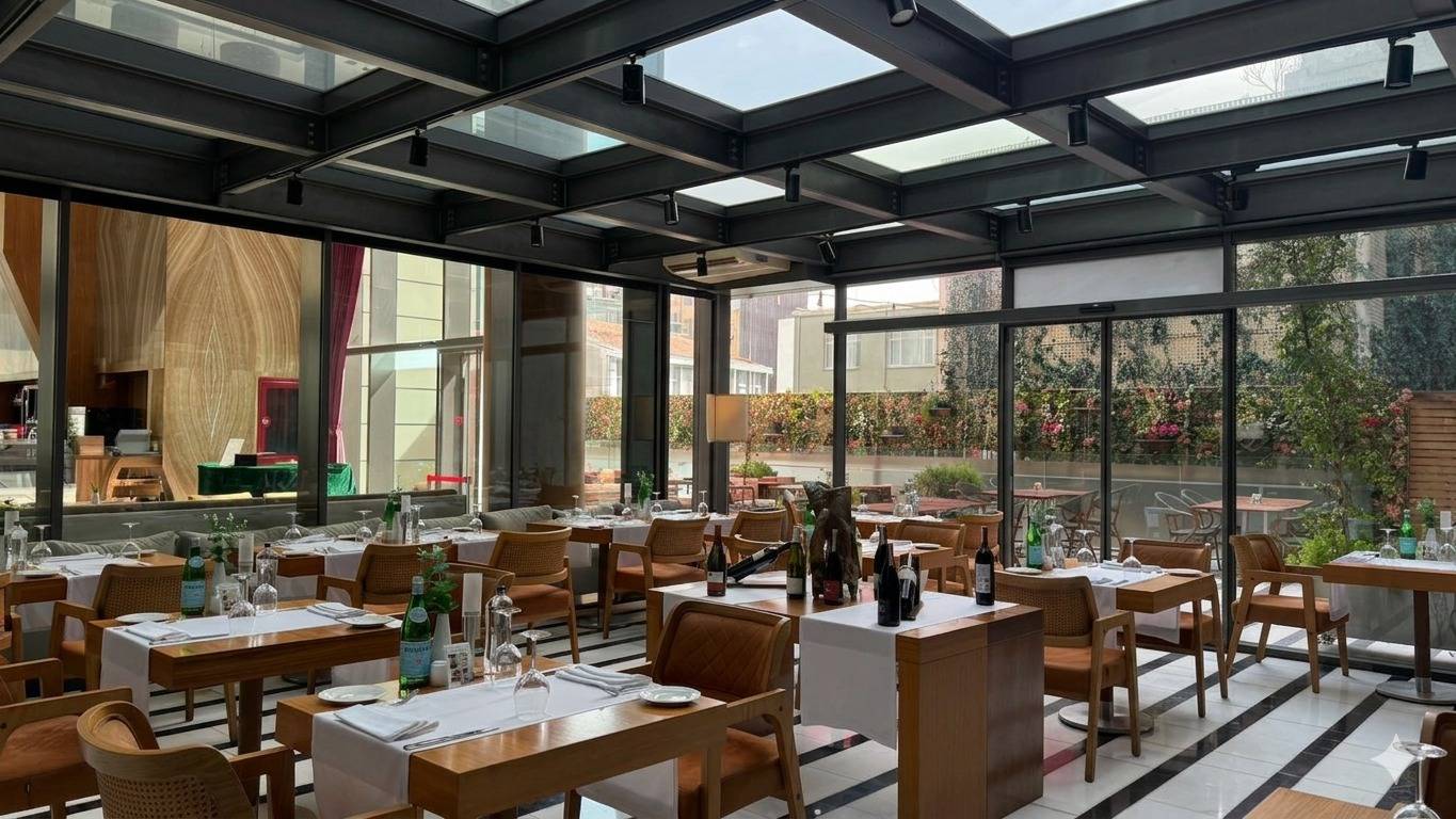 伊斯坦堡 Crowne Plaza Harbiye 玻璃屋頂用餐區