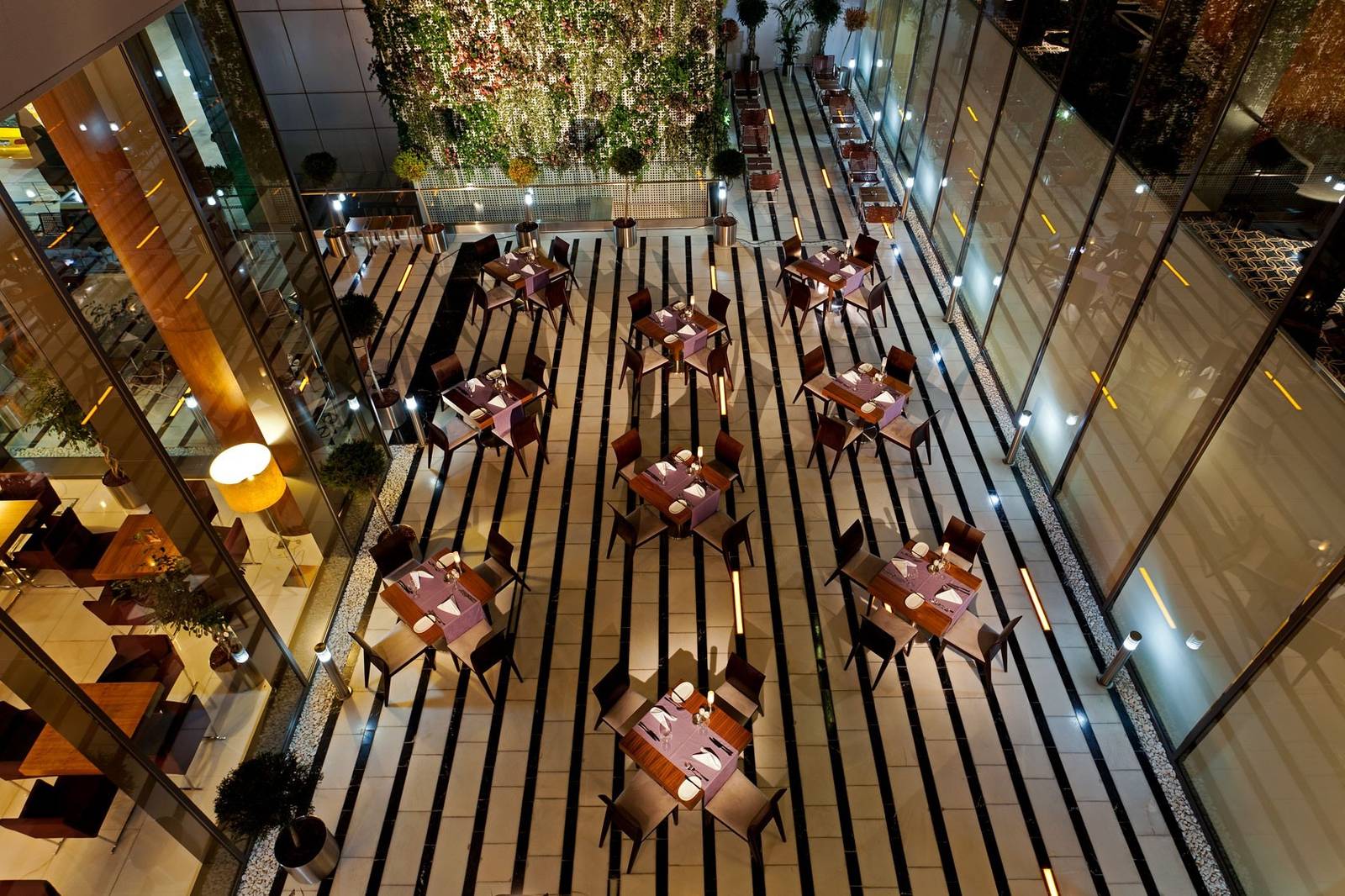 伊斯坦堡 Crowne Plaza Harbiye 中庭用餐區