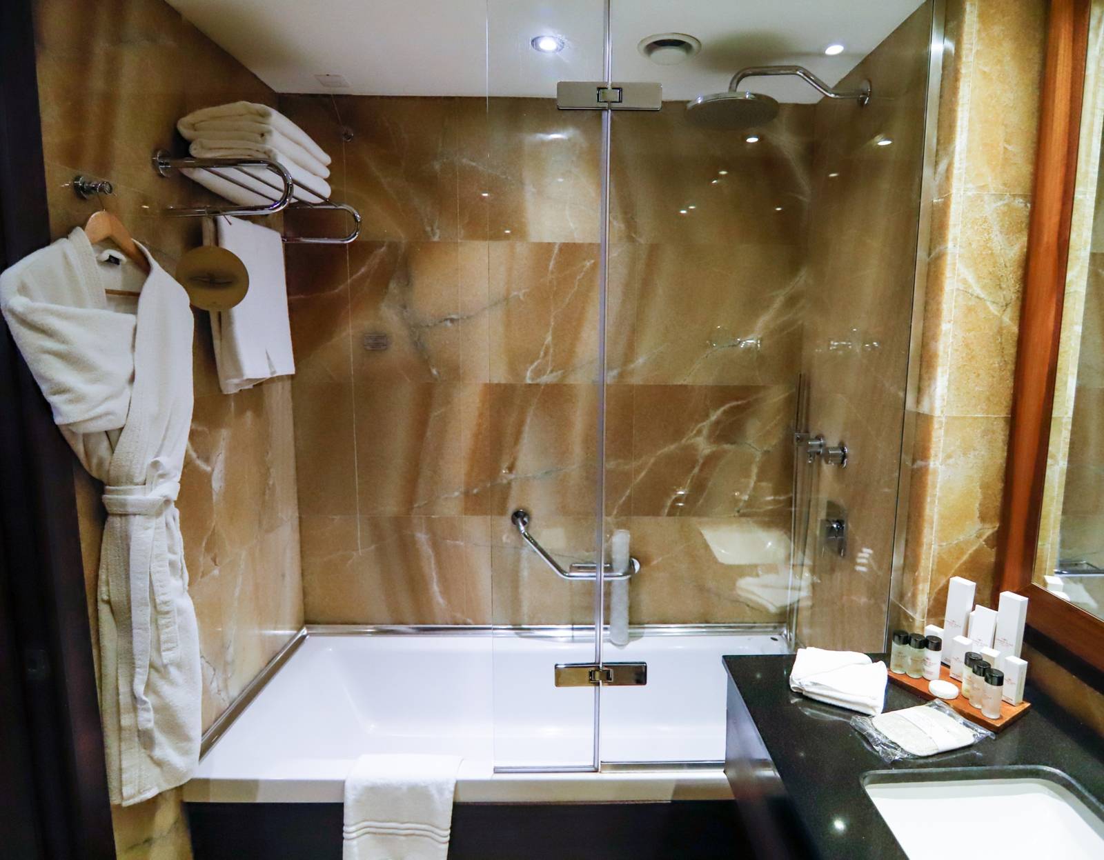 伊斯坦堡 Crowne Plaza Harbiye 縞瑪瑙大理石浴室