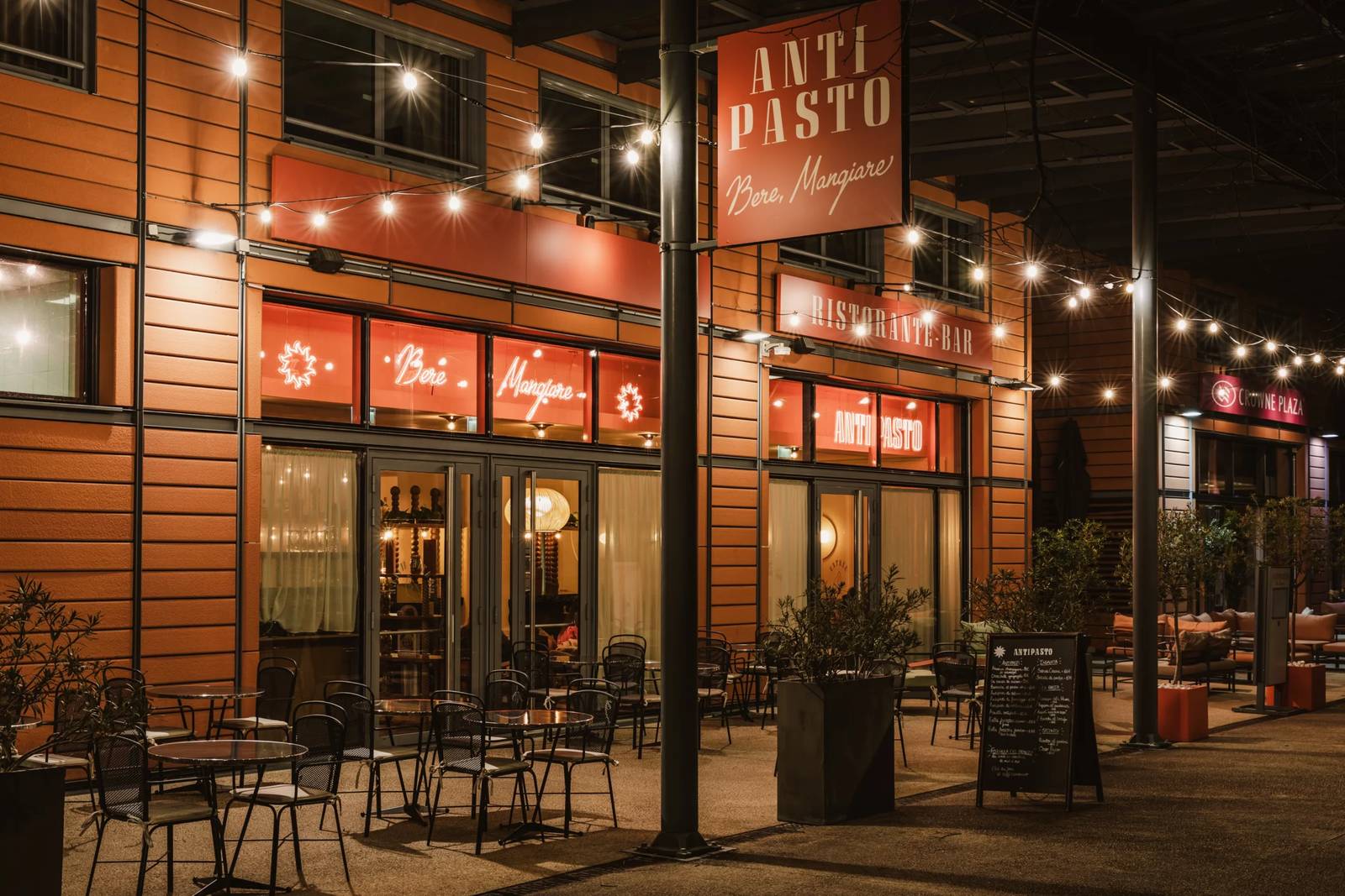 里昂國際城皇冠假日酒店 Antipasto 餐廳夜間門面
