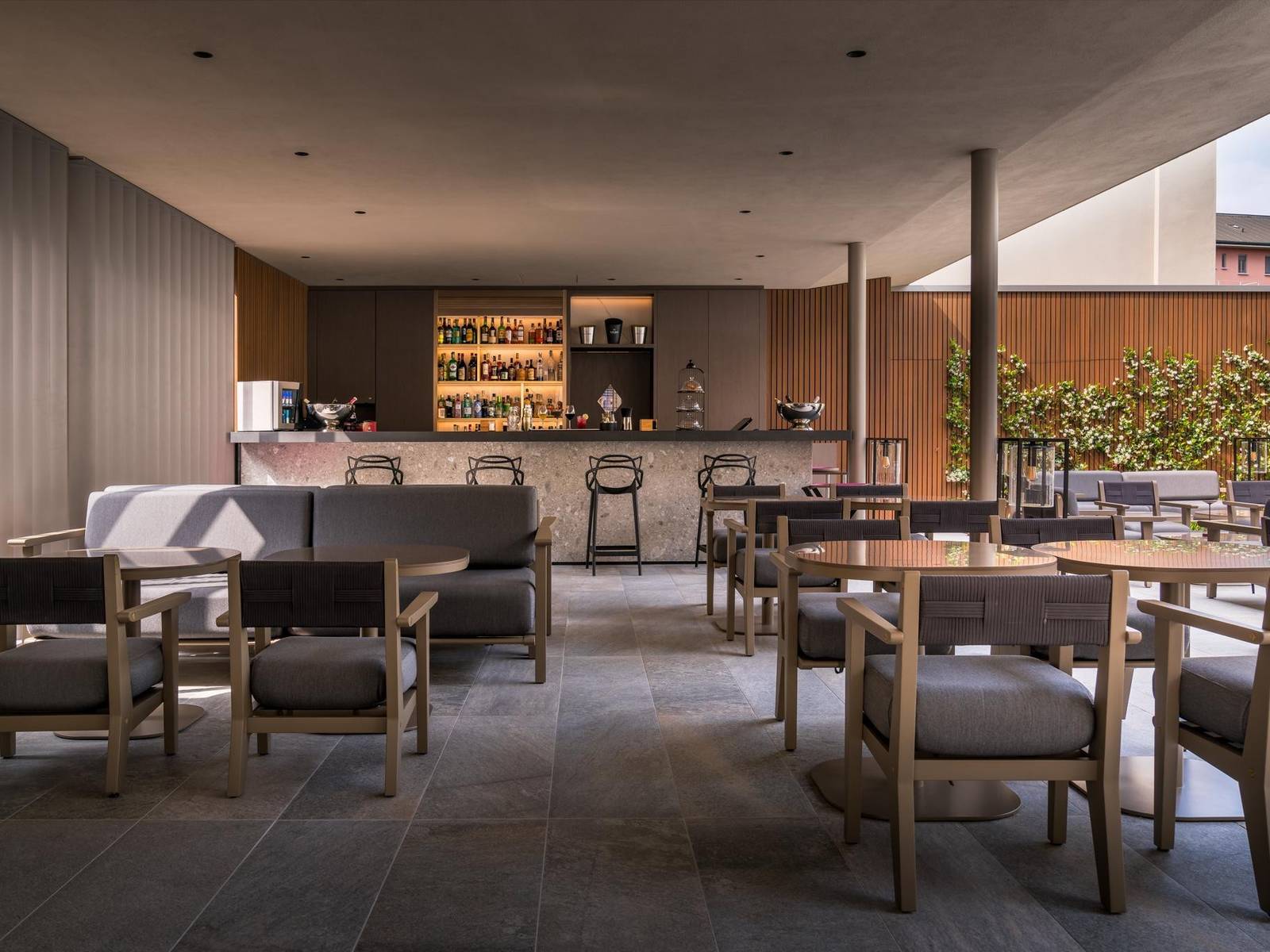 Crowne Plaza Milan City 泳池酒吧座位區