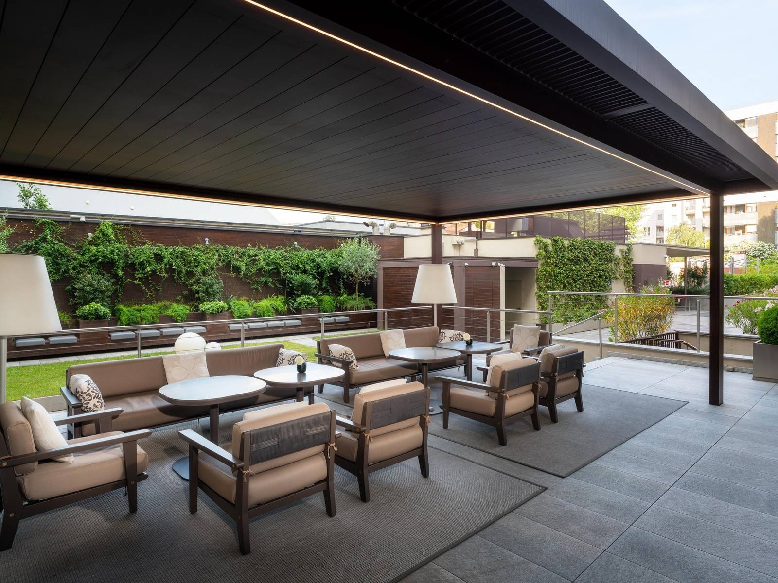 Crowne Plaza Milan City 內院露台座位區