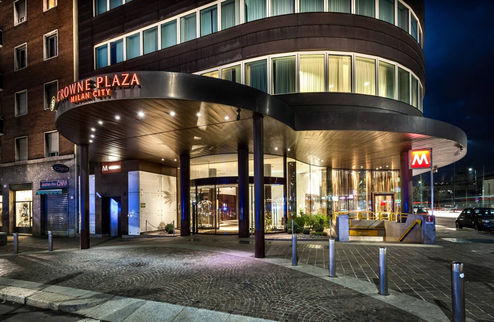 Crowne Plaza Milan City 入口與 Sondrio 地鐵站出口