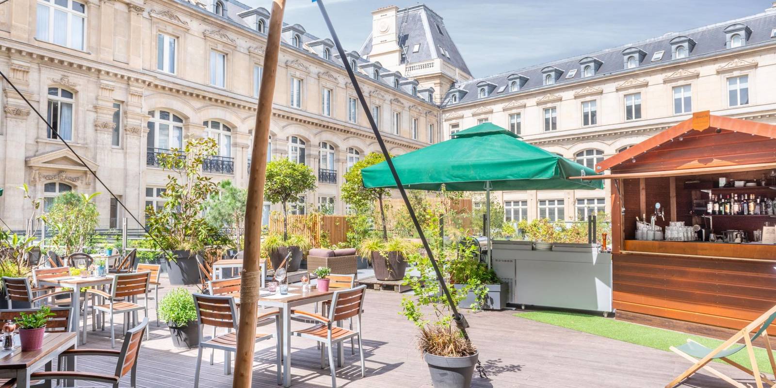 巴黎共和國廣場皇冠假日酒店 Le Lodge 中庭露台吧台
