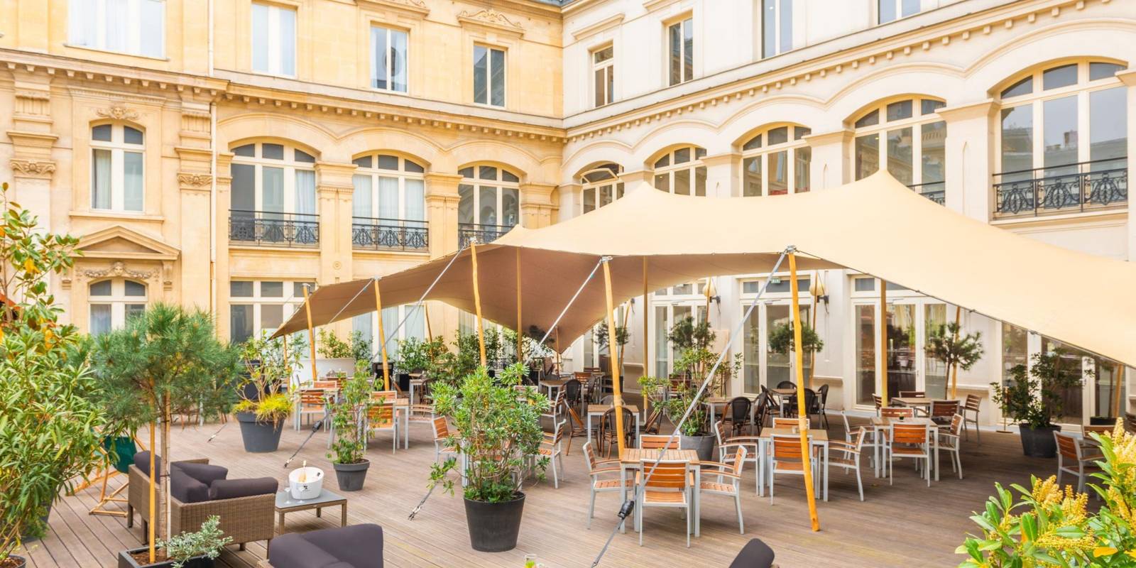 巴黎共和國廣場皇冠假日酒店中庭夏季露台 Le Lodge