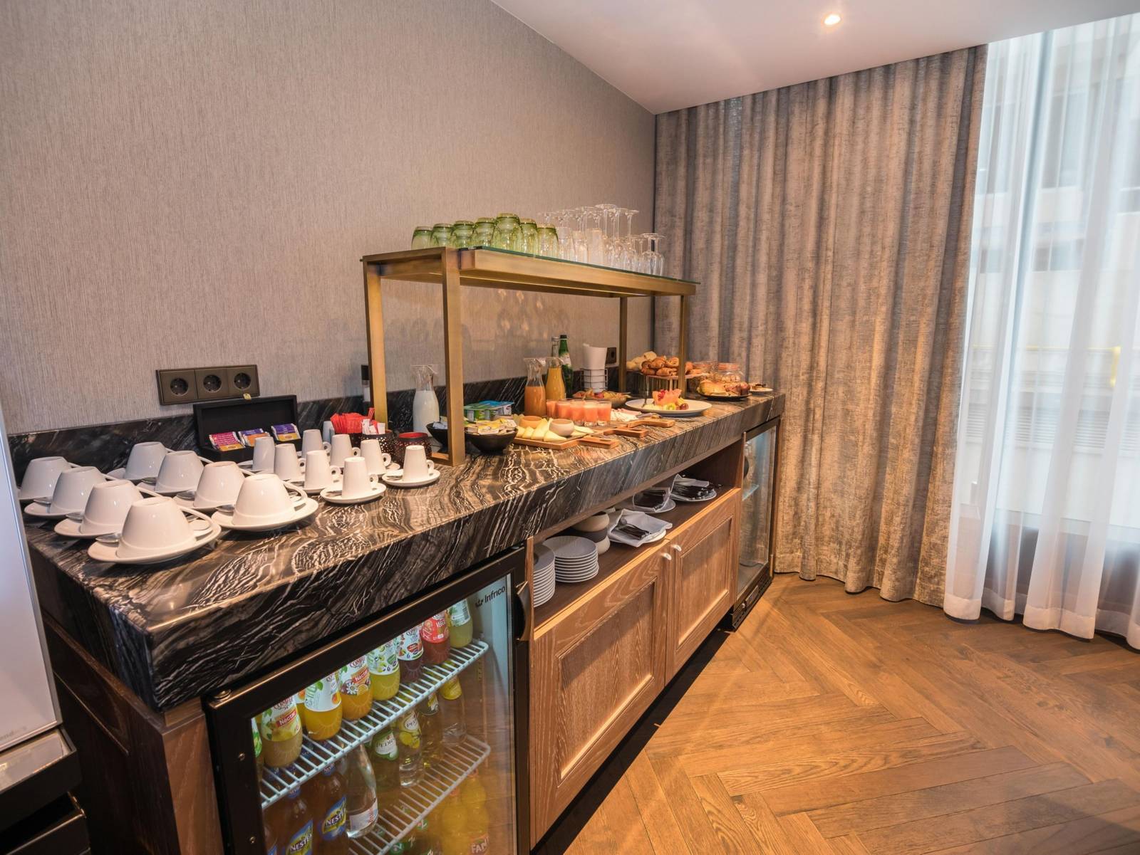 波多皇冠假日酒店 Club Lounge 早餐檯