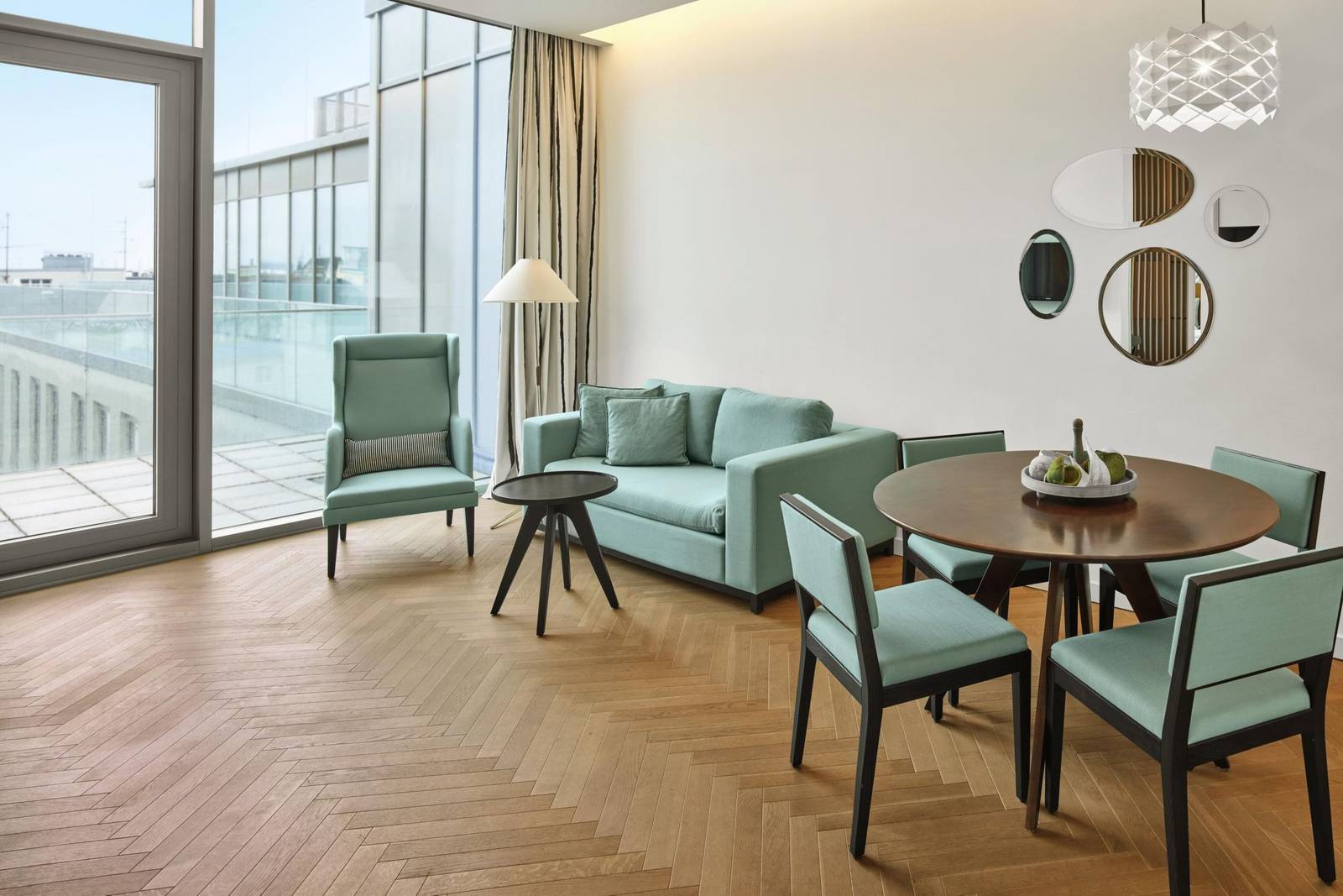 維也納 Crowne Plaza Vienna 套房起居與用餐區