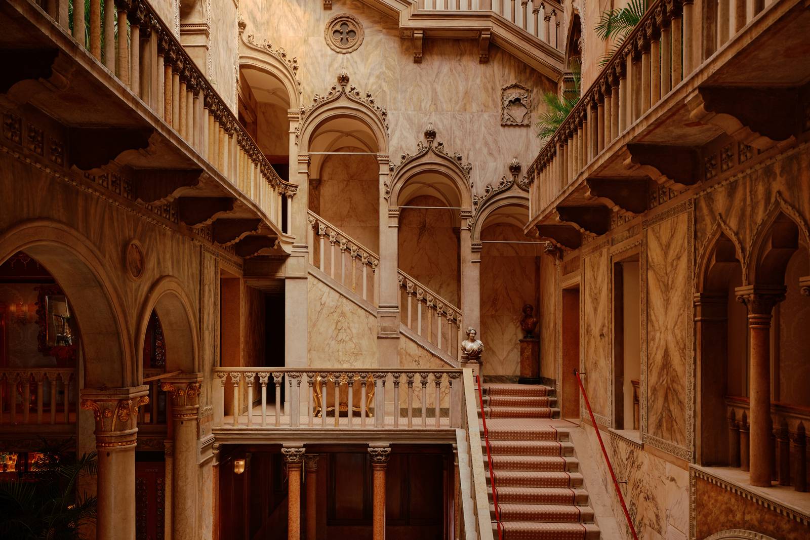威尼斯丹尼爾四季酒店 Palazzo Dandolo 大廳黃金階梯