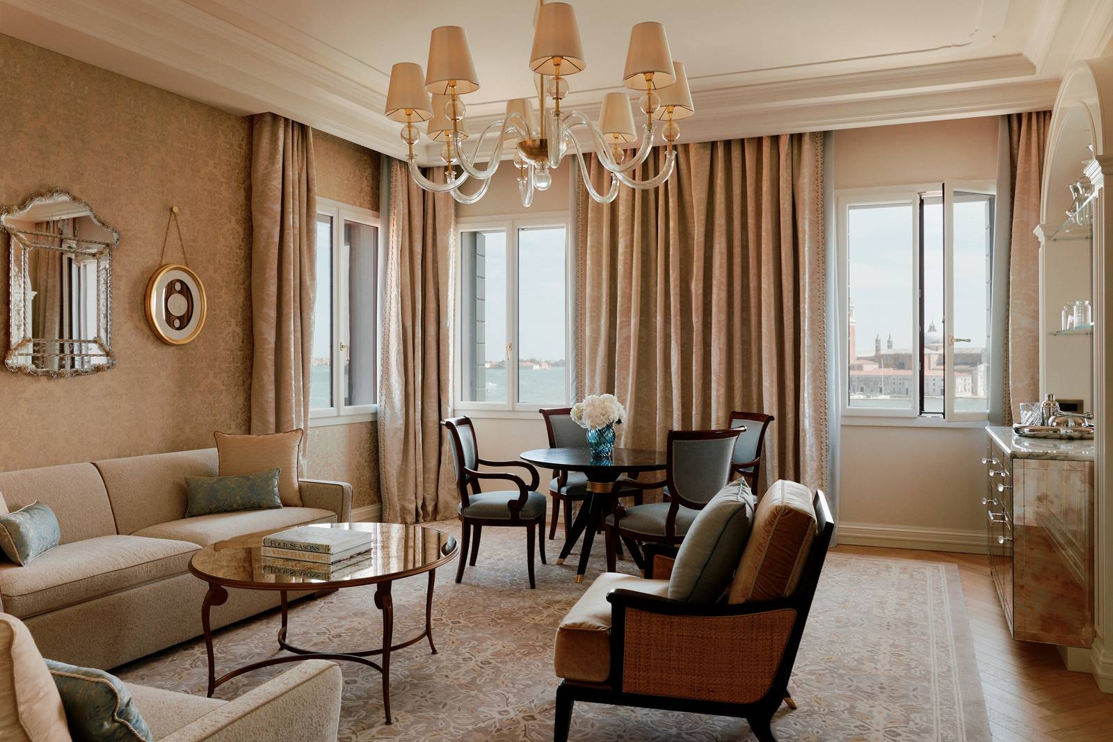 威尼斯丹尼爾四季酒店 Four Seasons 潟湖景套房起居室