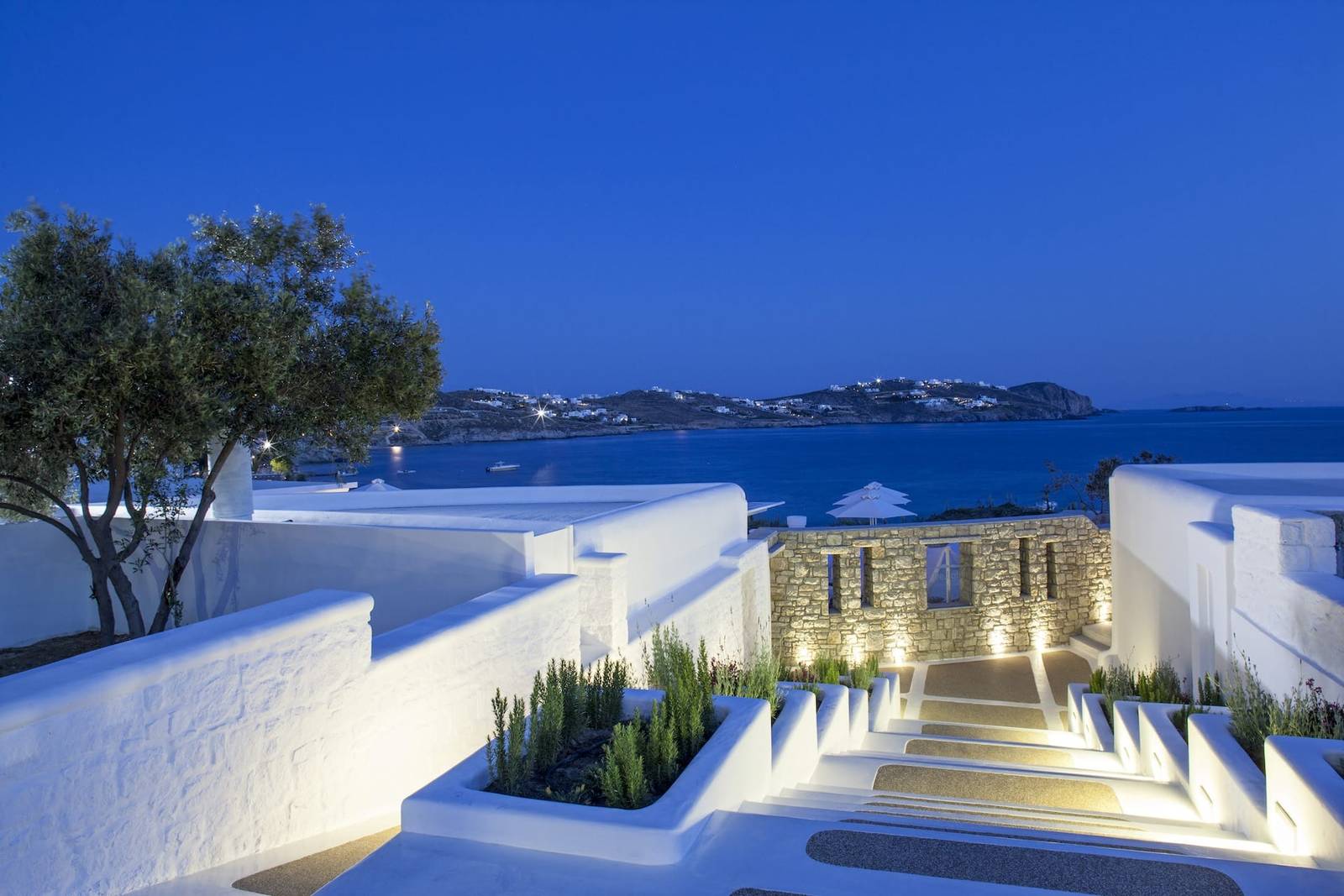 DeLight Boutique Hotel 夜晚的白色建築與海灣