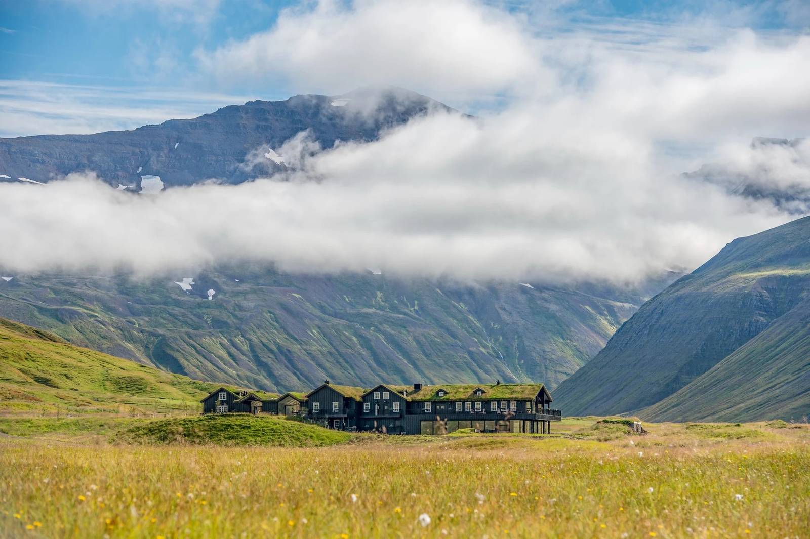 Deplar Farm 草皮屋頂農舍與 Fljót 山谷夏季景色