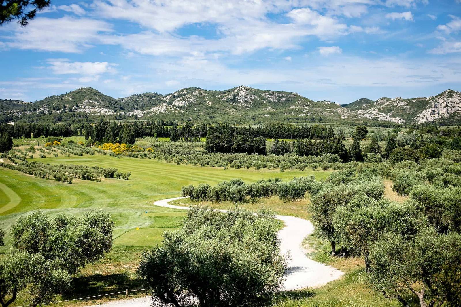 Domaine de Manville 高爾夫球場與阿爾皮耶山