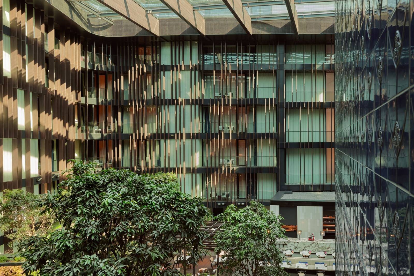 Dorothea Hotel 玻璃頂中庭花園與 Pavilon 餐廳座位